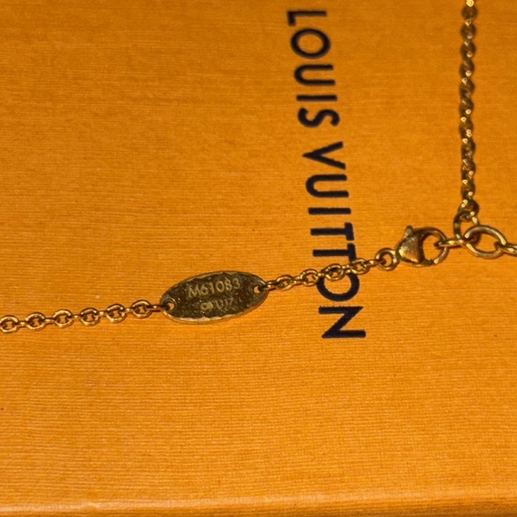 Louis Vuitton Essential V Necklace - Picture 4 of 4